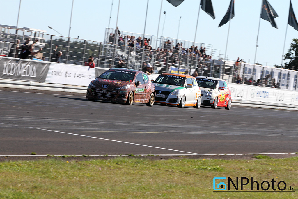Kampen om podiepladserne hen mod det ternede flag i heat 1 – Søren Lyck (49) snuppede 2. pladsen foran Mads Hedegaard Frederiksen (44) og Niklas Voetmann (46).
(Foto: CNPhoto.dk)